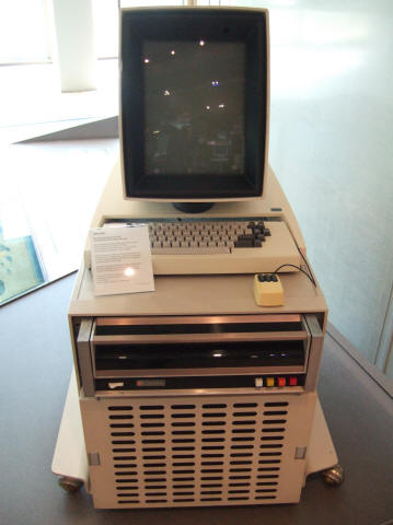 https://upload.wikimedia.org/wikipedia/commons/5/5e/Xerox_Alto_mit_Rechner.JPG